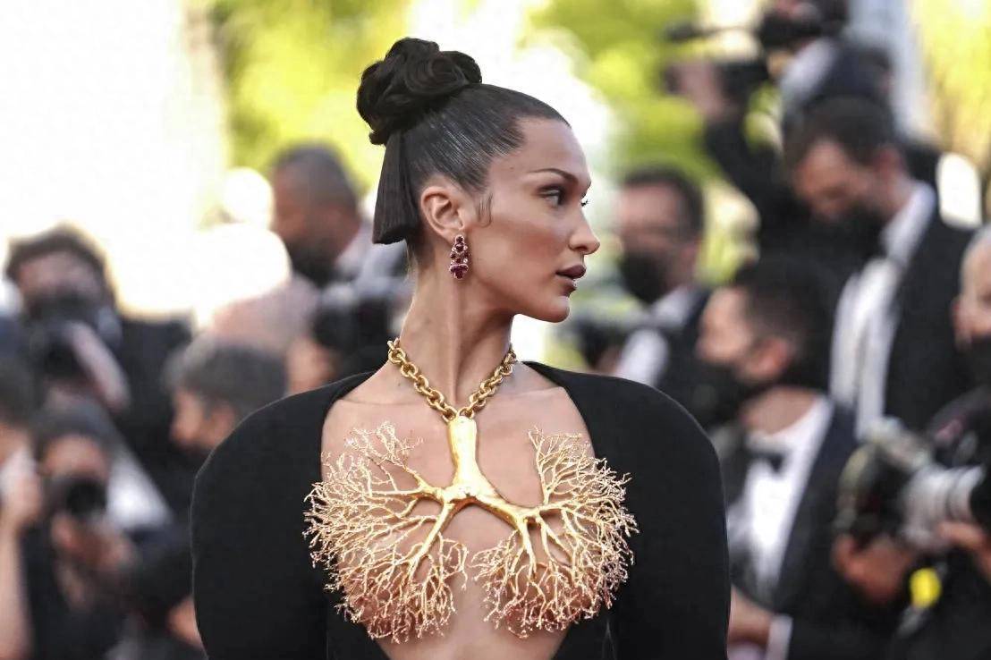 原创            戛纳红毯下禁裸令后：电影明星们怎么抢头条？