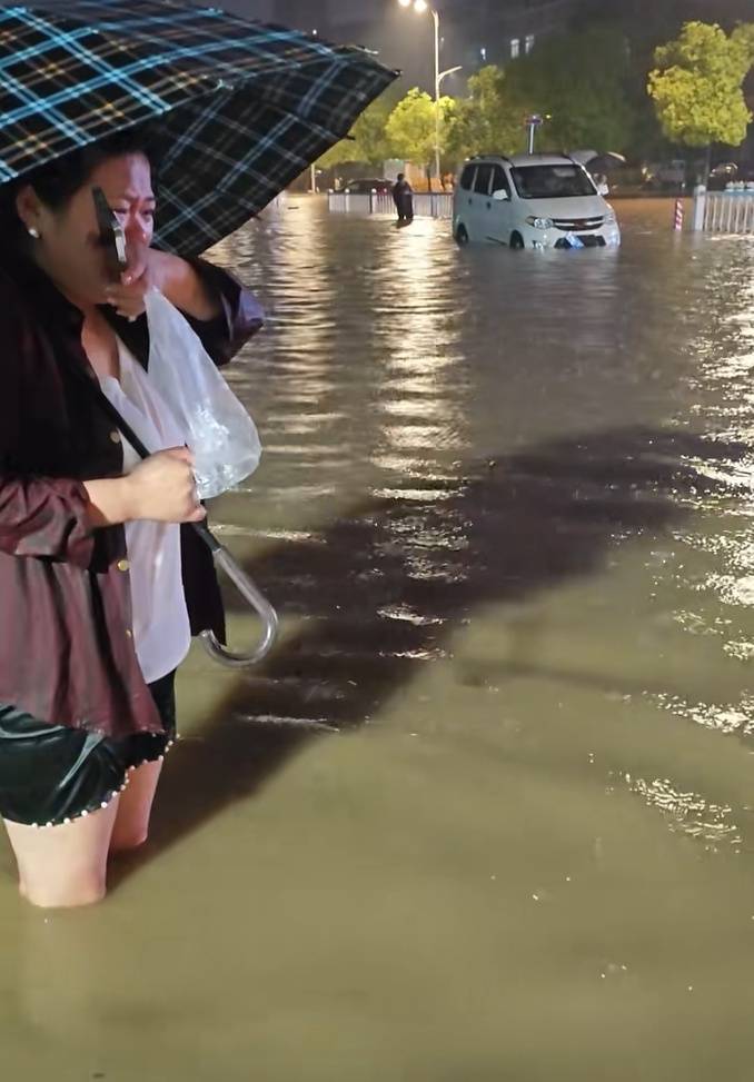 女子回应意外落入下水道，被救后守在附近提醒路人：我险些遇难，不能让别人再遇危险