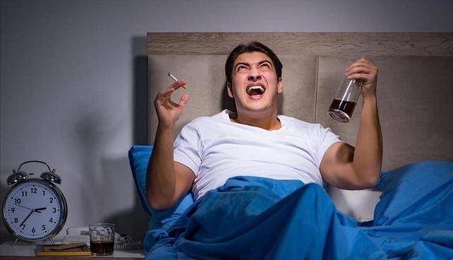 早起抽烟和肺癌有关？医生叹息：这样贪瘾，就是在没病找病！