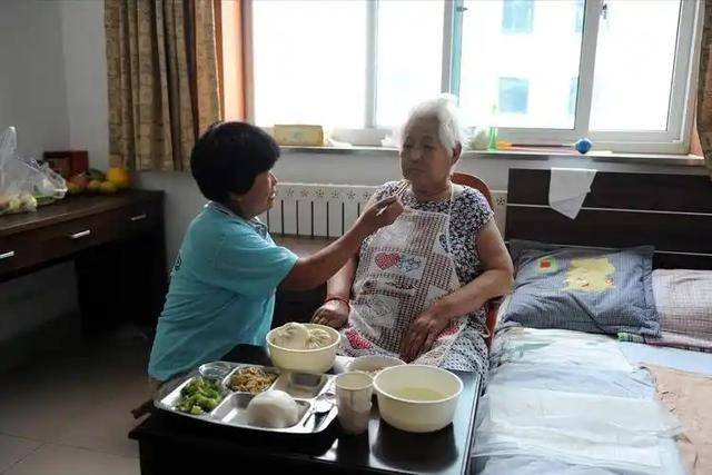 年过50岁，若只有女儿没儿子，将来可能面临3大困境，第3种最扎心