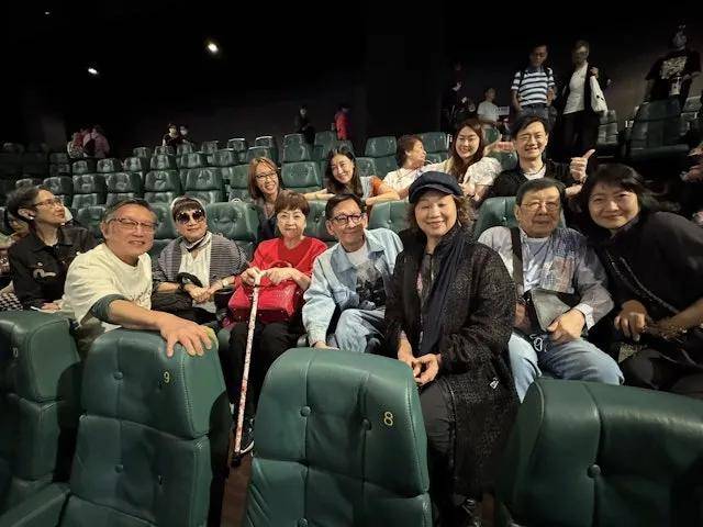 甄珍拄拐杖现身观影引担心，曾两度脑部手术，与刘家昌恩怨引关注