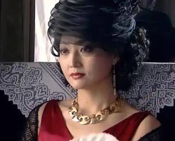 原创            曾苦恋王志文四年无果，与沙桐闪婚闪离，最后只能嫁给一个普通人