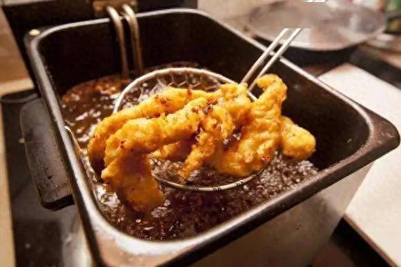 得了脂肪肝，忌口是铁律？医生劝告：不想肝“垮掉”，4物少吃点