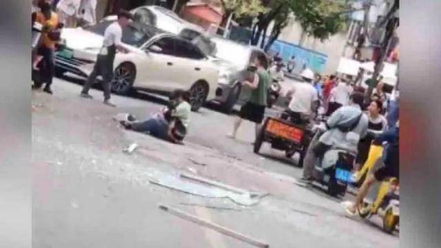 南宁燕子岭高空坠窗事件追踪：10岁女童仍在抢救，涉事建筑安全隐患玻璃已全面拆除