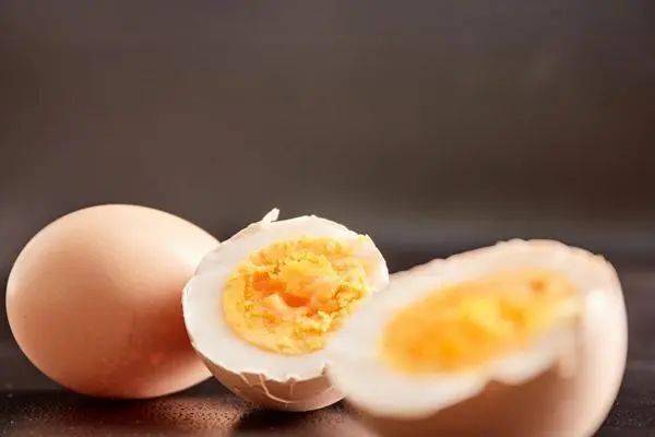 每天吃鸡蛋的人，和不吃鸡蛋的人，或有这4个差距，要提前了解