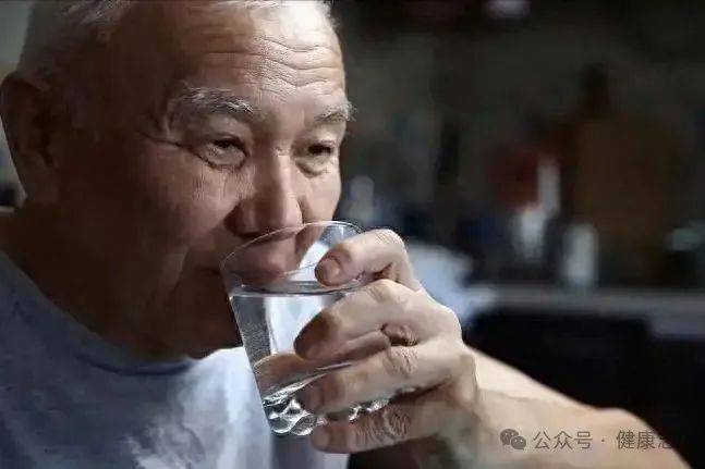 医生反复告诫：天热出汗多，肾功能差的人，这4种补水方式别乱做