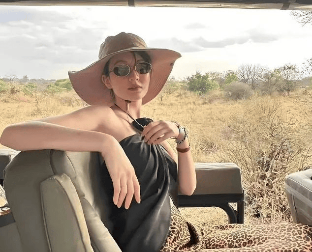 原创            31岁乔欣结婚后现身非洲，穿豹纹群身材火辣很撩人，美的像换了个人！