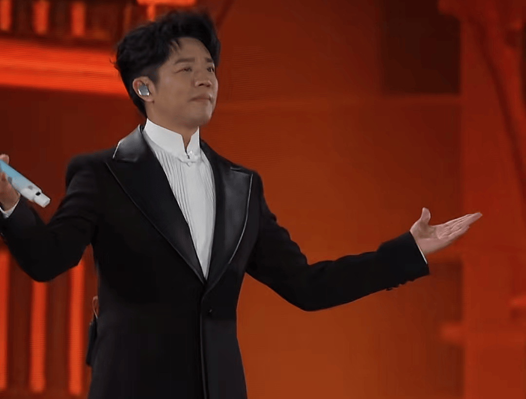 原创            凤凰传奇又闹不和？玲花老公被指打压曾毅，制造话筒灯光等故障