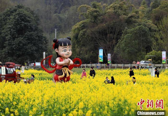 四川崇州油菜花海现竹编“哪吒” 传统技艺“演绎”神话魅力
