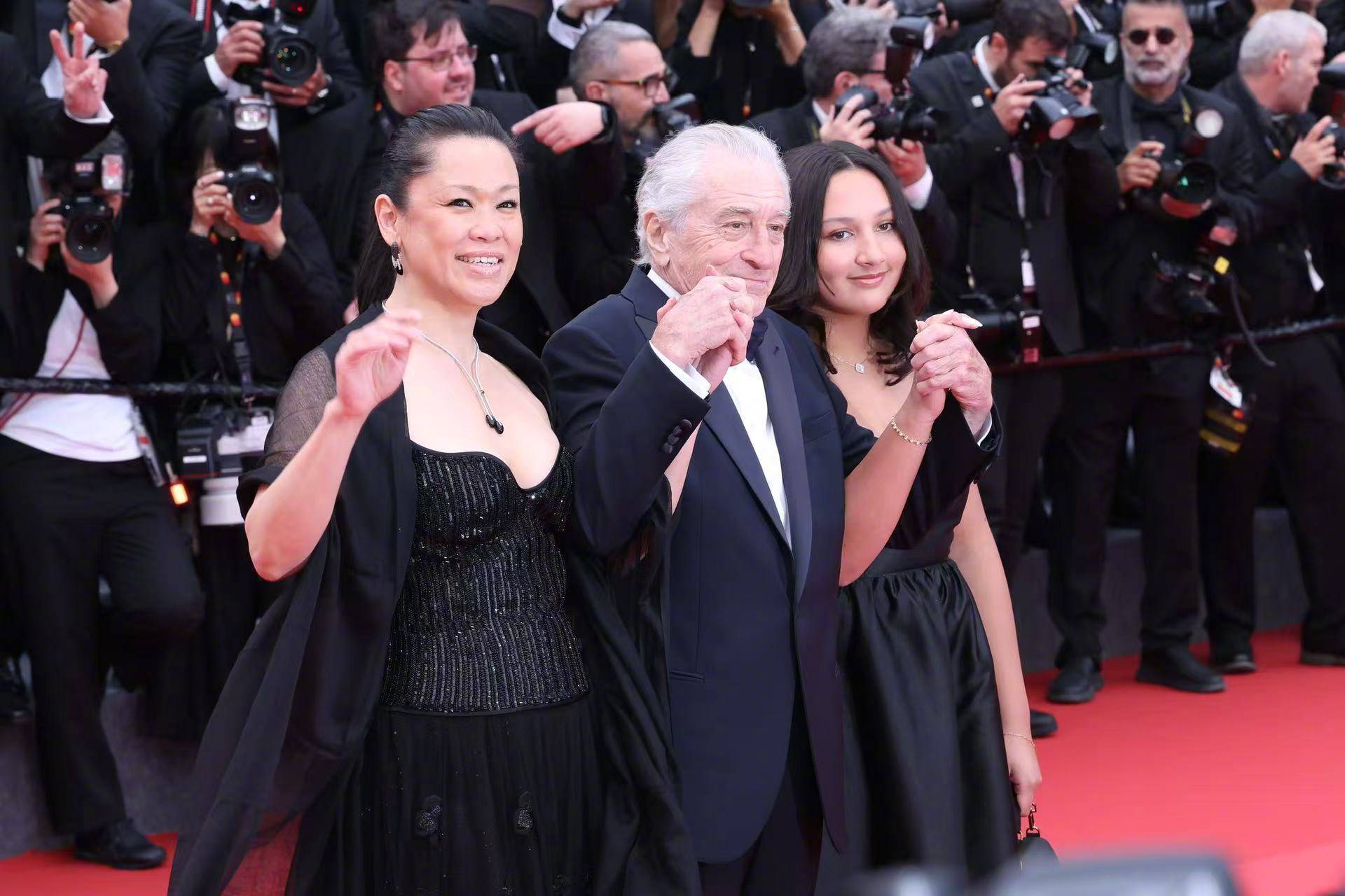 罗伯特·德尼罗携女友及女儿亮相戛纳开幕红毯 即将领取终身成就“荣誉金棕榈”
