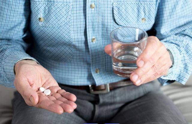 心血管医生忠告：明日端午，在吃药的高血压患者，4件事别太放纵