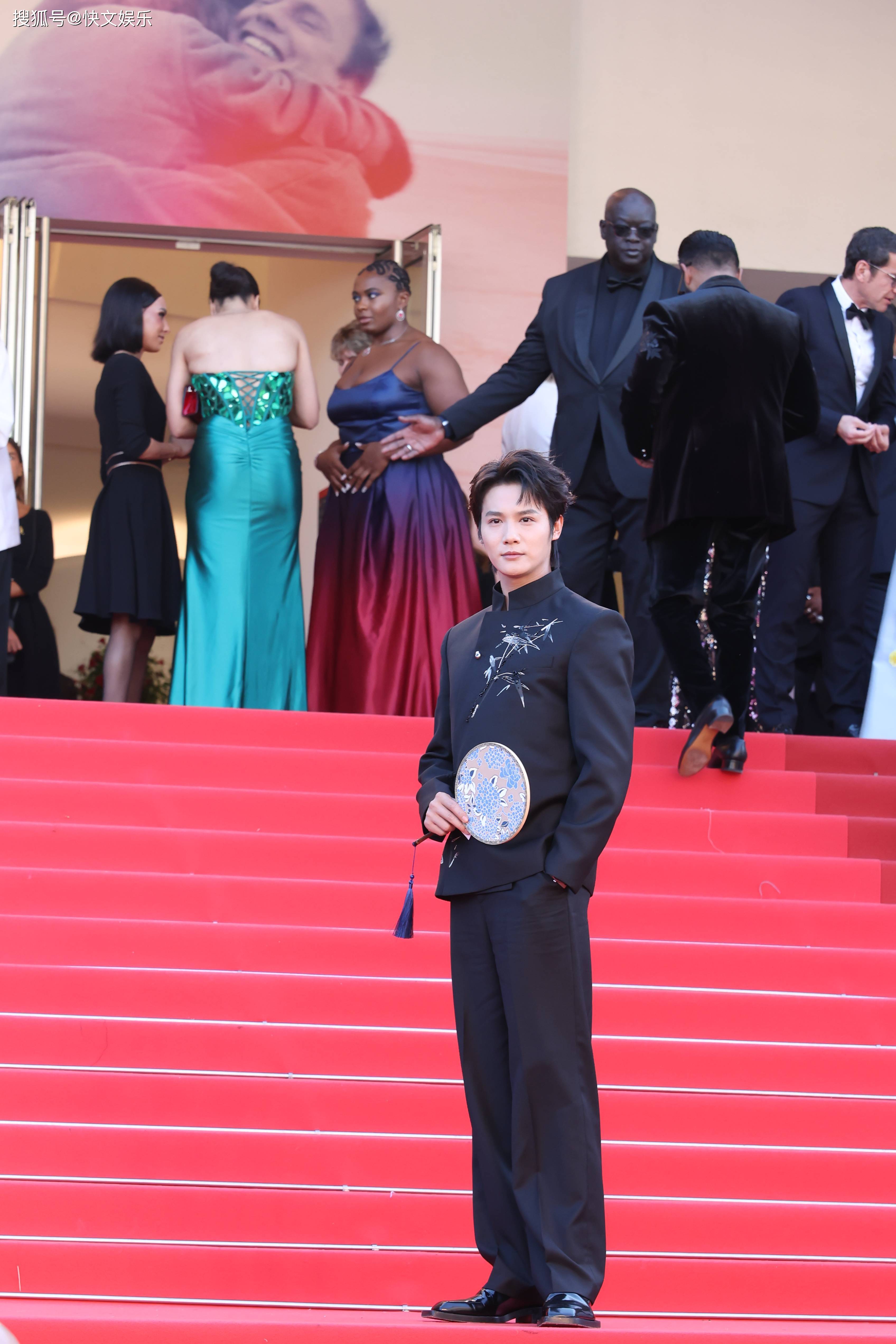 原创            ​‌中国之夜戛纳绽放，甄子丹等明星闪耀红毯，样貌大变引热议