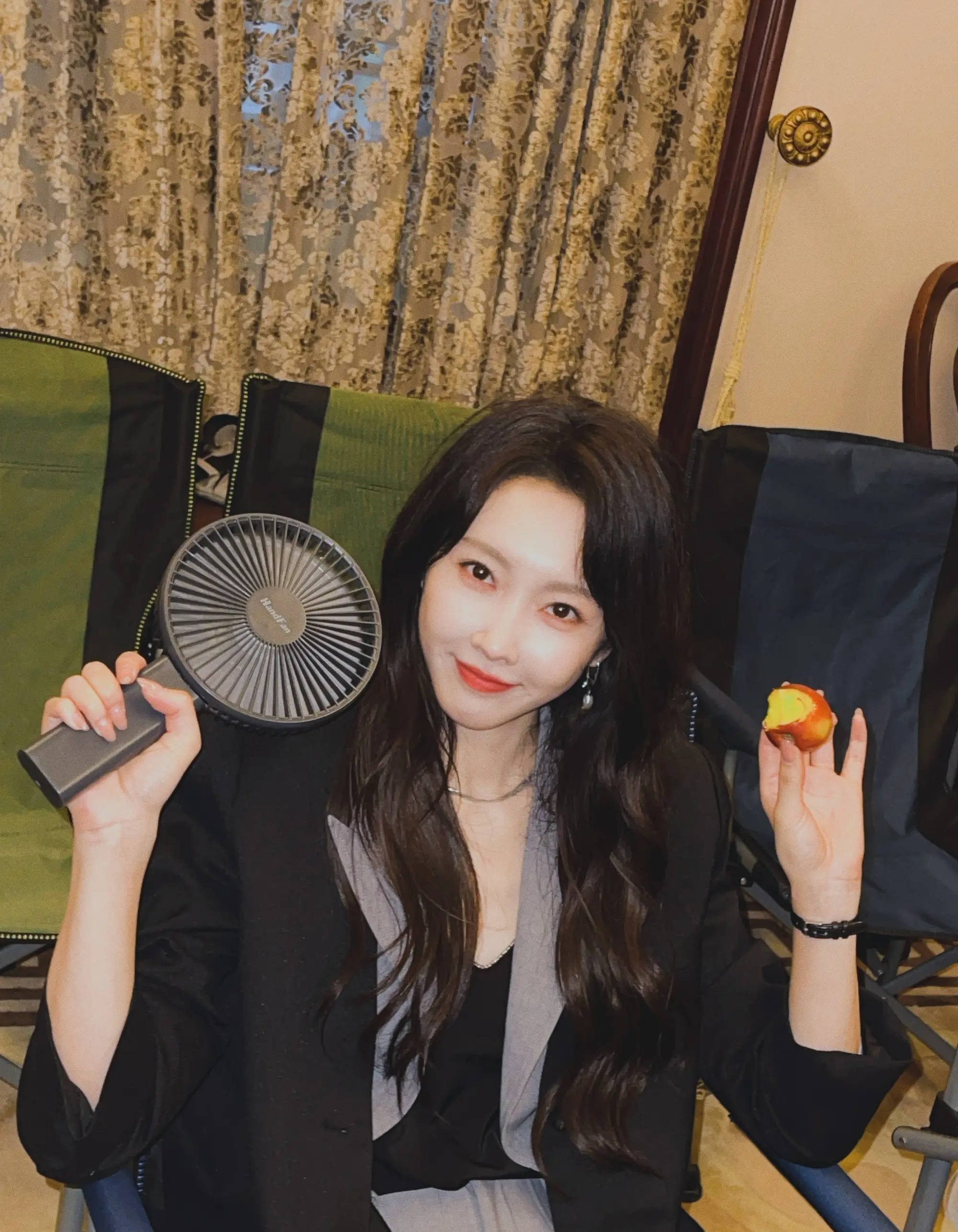 宣璐穿一身职业装成熟知性 大波浪造型明艳大气