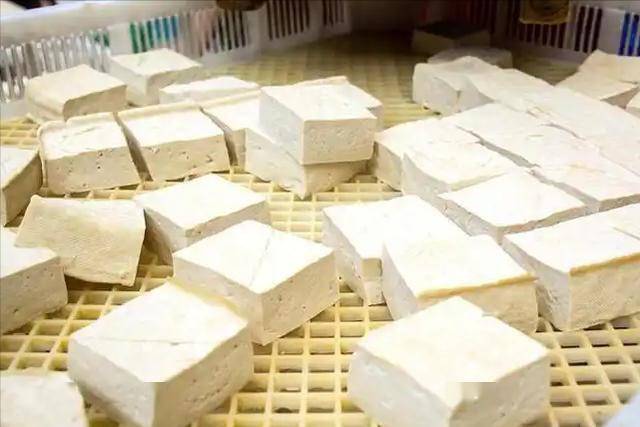 豆腐是关节炎的“克星”？医生直言：要想养好关节，2多吃2远离！