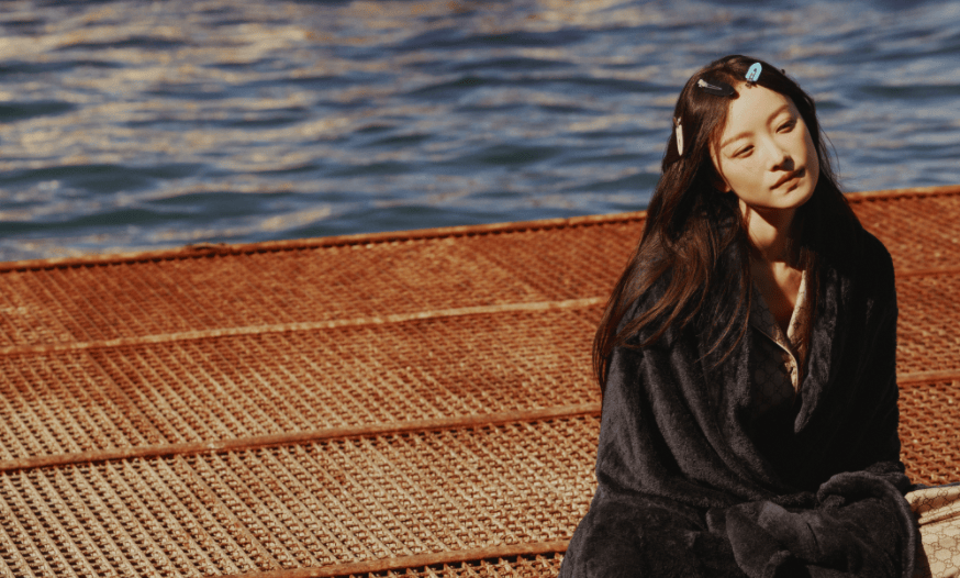 倪妮坐在岸边享受着海风的吹拂 看向远方状态松弛