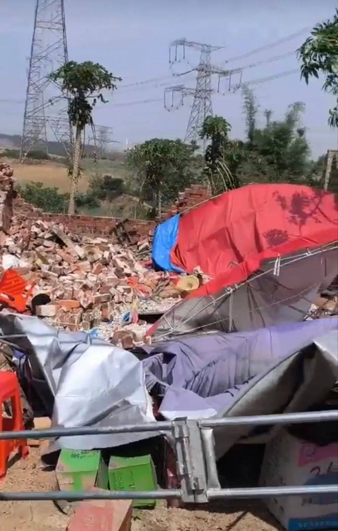 痛心！葬礼上突发意外，3人确认死亡，包括一对父子