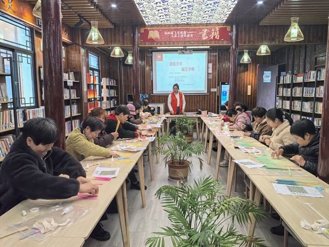 “执扇芳华，编艺巾帼”妇女节竹编活动