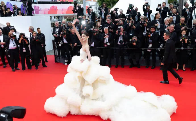 网红千惠回应戛纳红毯穿大裙摆礼服：发裙子照片给主办方确认过