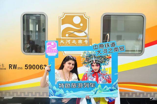 喝茶、打牌、听豫剧 “大河之南号”让出行旅游更具“特色”