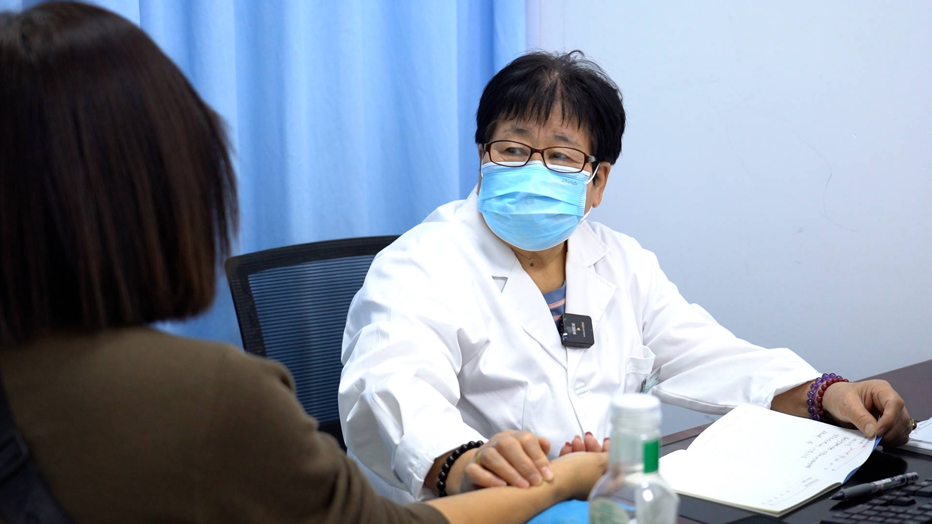 为什么总口干眼干？王德敏从「脾失运化」解析：湿气困住津液，喝再多水也没用！