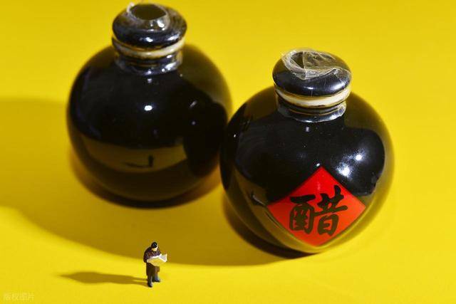 醋坛子藏瘦身密码？喝醋减肥的真相与雷区大揭秘