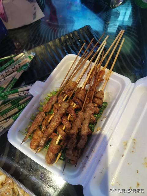 原创            52岁的叶文丽乳腺癌扩散，趁医生下班，去逛夜市买烧烤吃