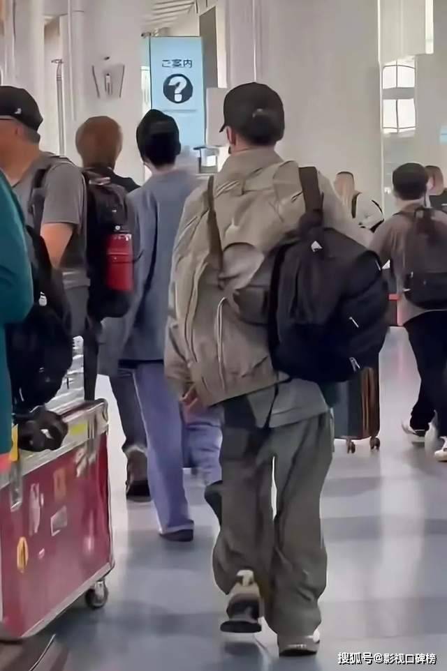 原创            从日本甜蜜返程，王菲走路带风，谢霆锋大包小包紧随女友像小跟班