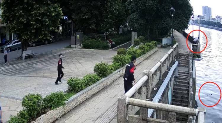 男子用鱼线精准钩住老人裤腿，救起七旬落水阿婆