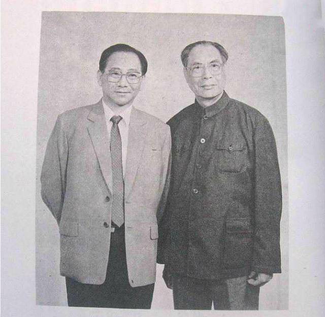 一位业余收藏家，为国家挽回10亿损失，捐出30亿古币，却一生清贫