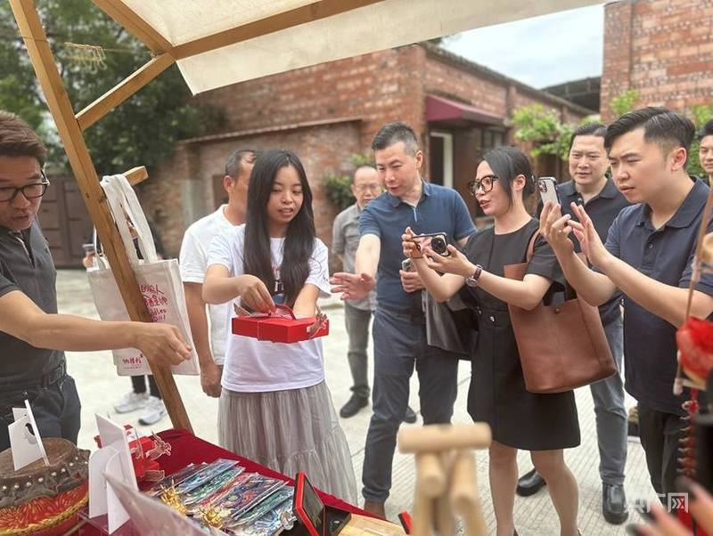 龙舟文创出海 “龙舟+艺术”何以架起跨文化传播之桥？