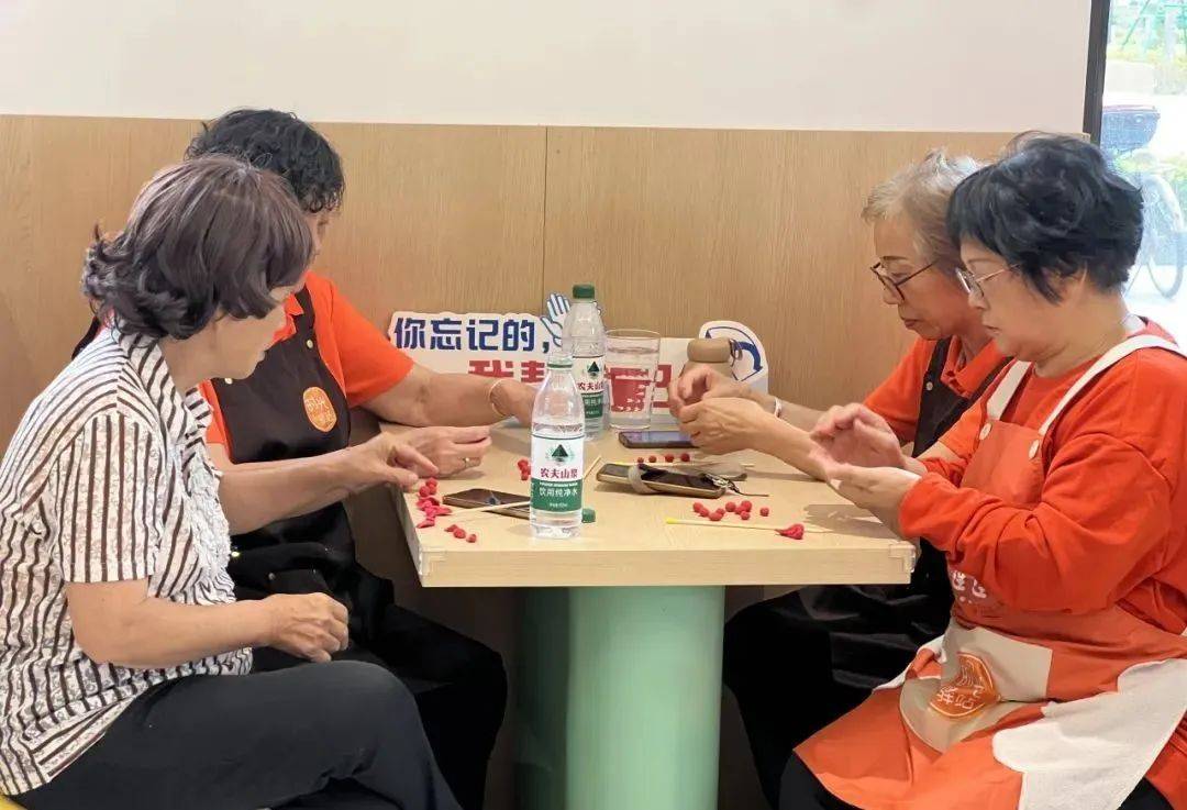 在记忆咖啡馆里，共度温情时光