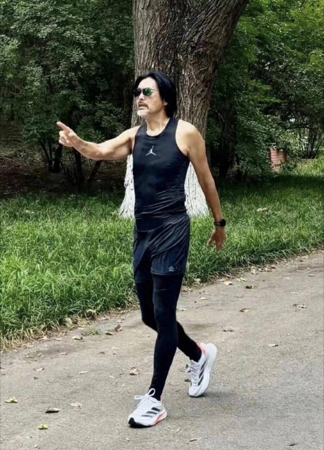 原创            70岁周润发外出跑步，在中环码头休息，帮民众按摩，没有巨星架子