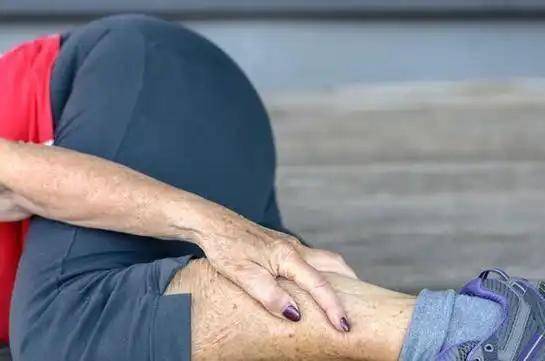 60岁老人早晨频繁腿抽筋，去医院检查，医生无奈：咋不早点来！
