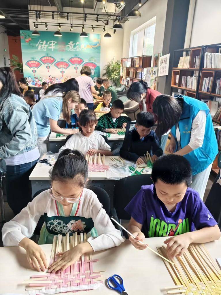 非遗竹编润童心 巧手编织迎端阳