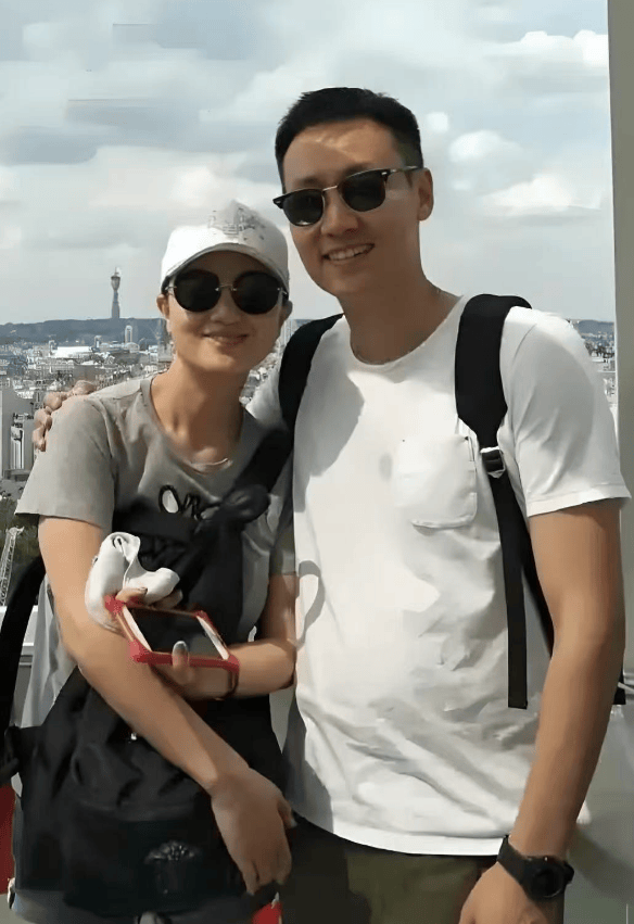 原创            朱媛媛参加女儿入队照片被扒，本本好优秀，从小钢琴绘画样样精通