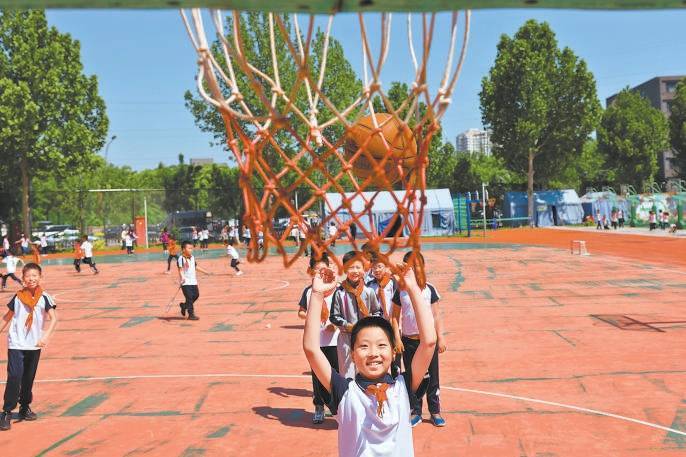 艺术课为孩子们的心灵“加油”