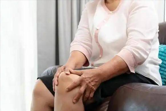 为什么患关节炎的人越来越多？医生：主要是3大原因，很多人在犯