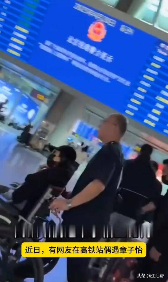 章子怡在舞台上意外摔倒，坐轮椅出行？经纪人最新回应