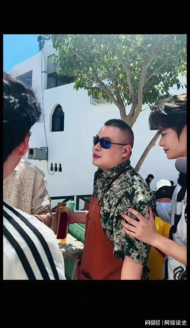 原创            岳云鹏在摩洛哥偶遇粉丝 被外国保镖拦住 和粉丝握手被拉开 小岳