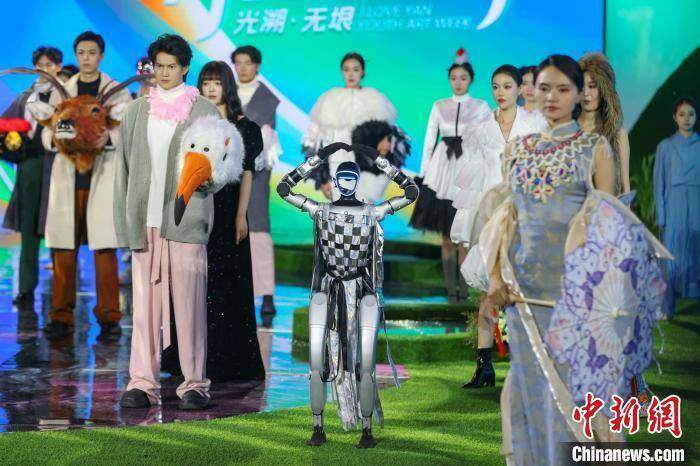 黄海之滨江苏盐城启动2025“我爱盐”青春艺术周 智能机器人与模特同台走秀