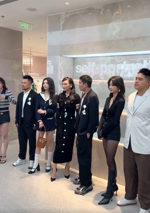 马思纯春夏孙千参加线下活动 三位美女同框合影很养眼