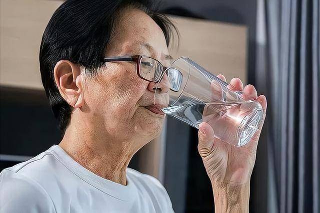 一天中，这3个时间段内喝水有助降尿酸，看你选对了吗