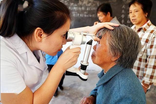 医生：容易得糖尿病的人，都爱吃这4类食物，不想住院管住嘴