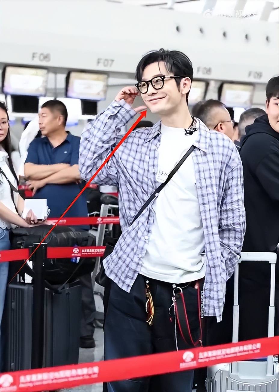 原创            中餐厅路透成照妖镜，黄晓明嫩脸显现，姜妍脸肿丁禹兮名牌抢眼