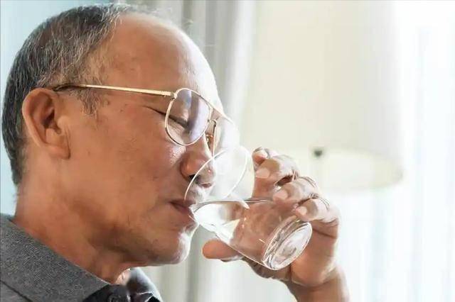 高尿酸与喝水有关？医生强调：高尿酸患者，喝水切记“3要2不要”