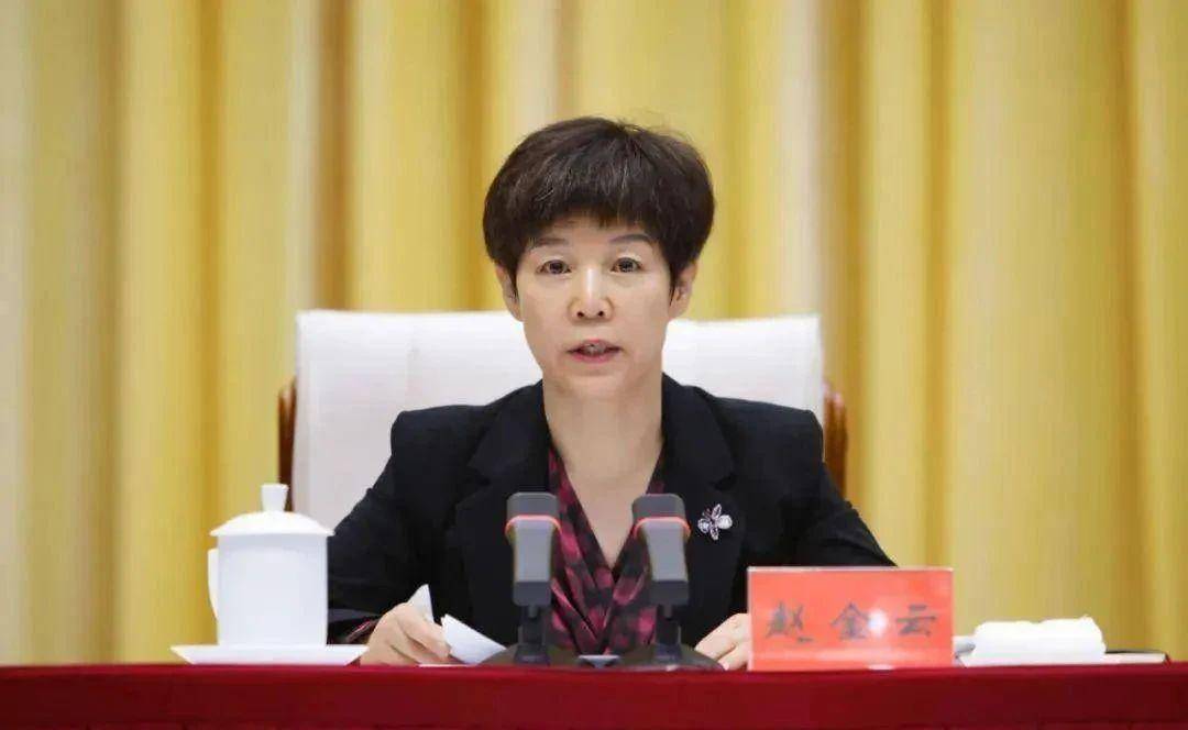 甘肃原副省长赵金云被决定逮捕，通报称其大搞家庭式腐败，其夫包东红去年被查