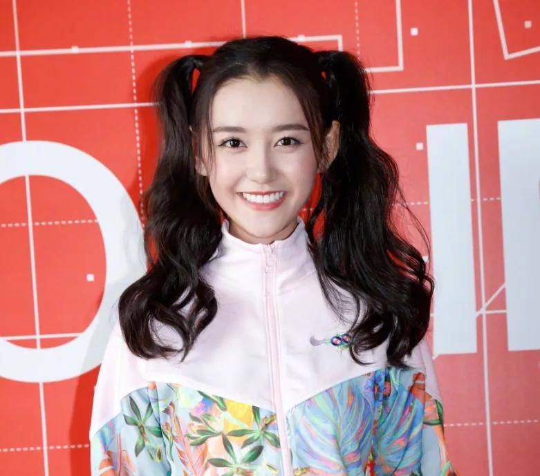 原创            蒋依依评论区沦陷，网友质问她姐姐工作情况，姐妹俩日常互动频繁