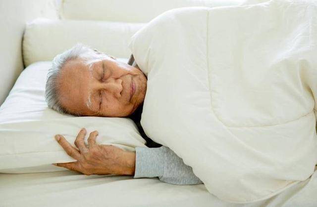 老年人晚年能睡是福？医生：睡眠和长寿的关系，可惜很多人不懂