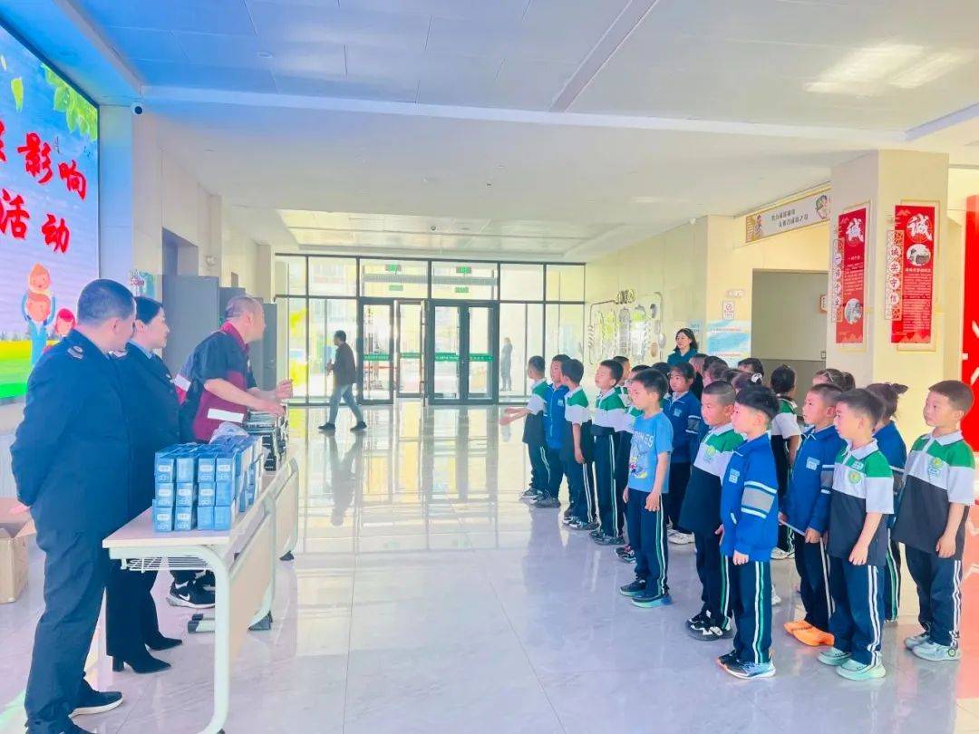 吃动平衡 身心健康——东胜区疾控中心中国学生营养日宣传科普进校园