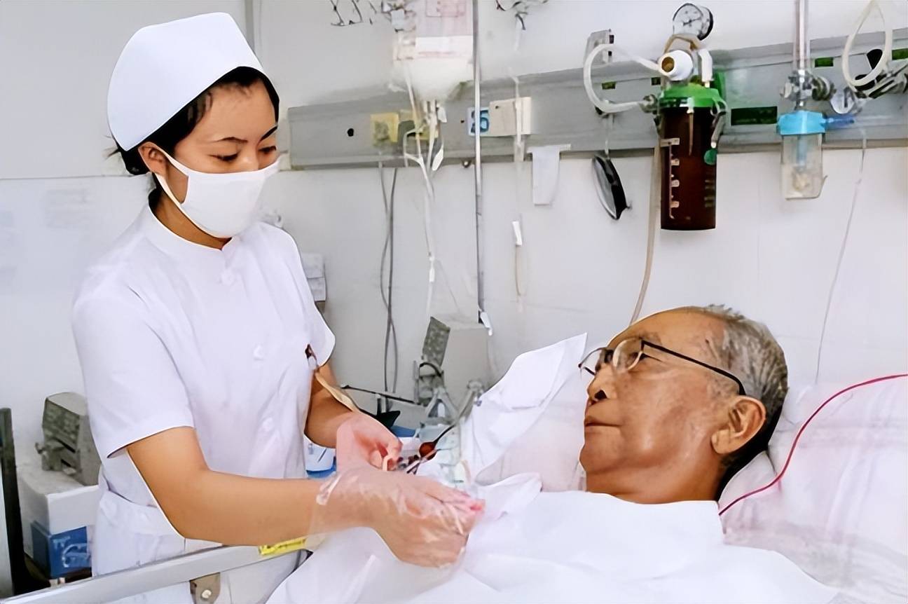 原创            06年医学专家华益慰患胃癌去世，临终告诫：癌症，千万别过度治疗